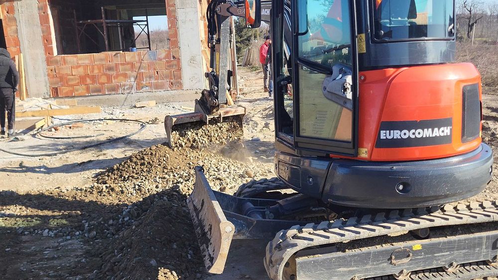 Inchiriez excavator 3.5T si autoutilitara basculabila