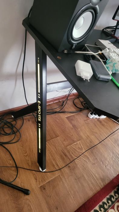 Продаю компьютерный стол в идеале