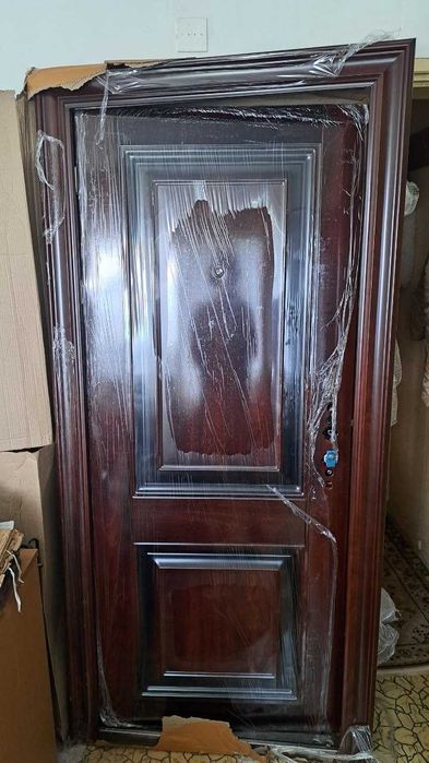 Метална външна врата с каса