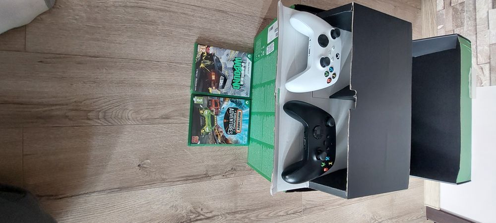 Vând xbox Series X 1TB ca si nou cu 2 jocuri și 2 console