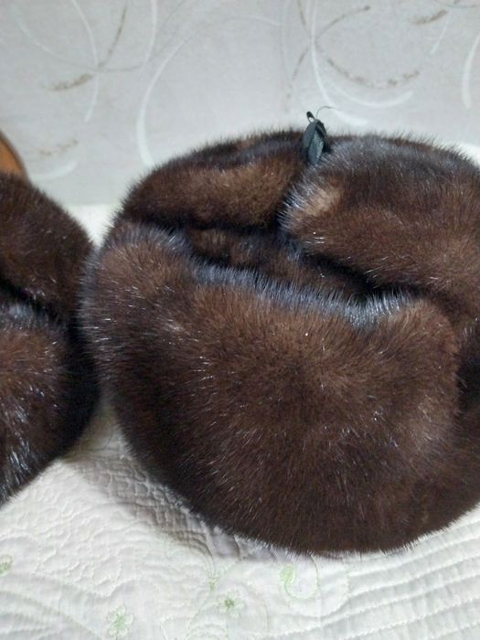 Продам две шапки норковые
