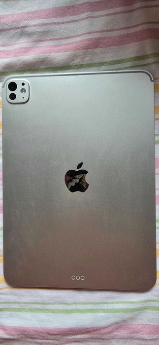 Продавам iPad Pro 11" 256GB (5-то поколение) + Apple Pencil Pro и зарядно