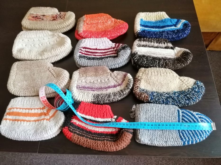 Дамски ръчно плетени чорапи и търлъци.