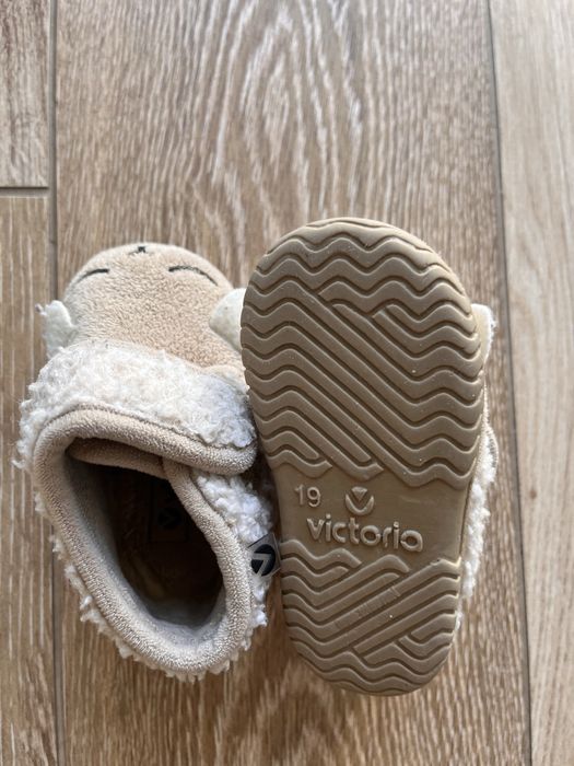Продавам пантофи Victoria 19 размер