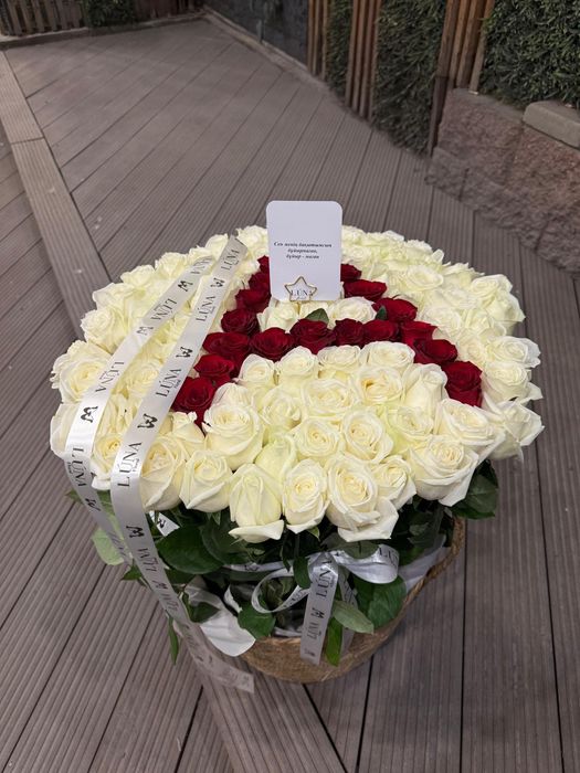 Розы в корзине с буквой