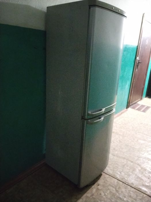 Холодильник "Самсунг", старый , но рабочий