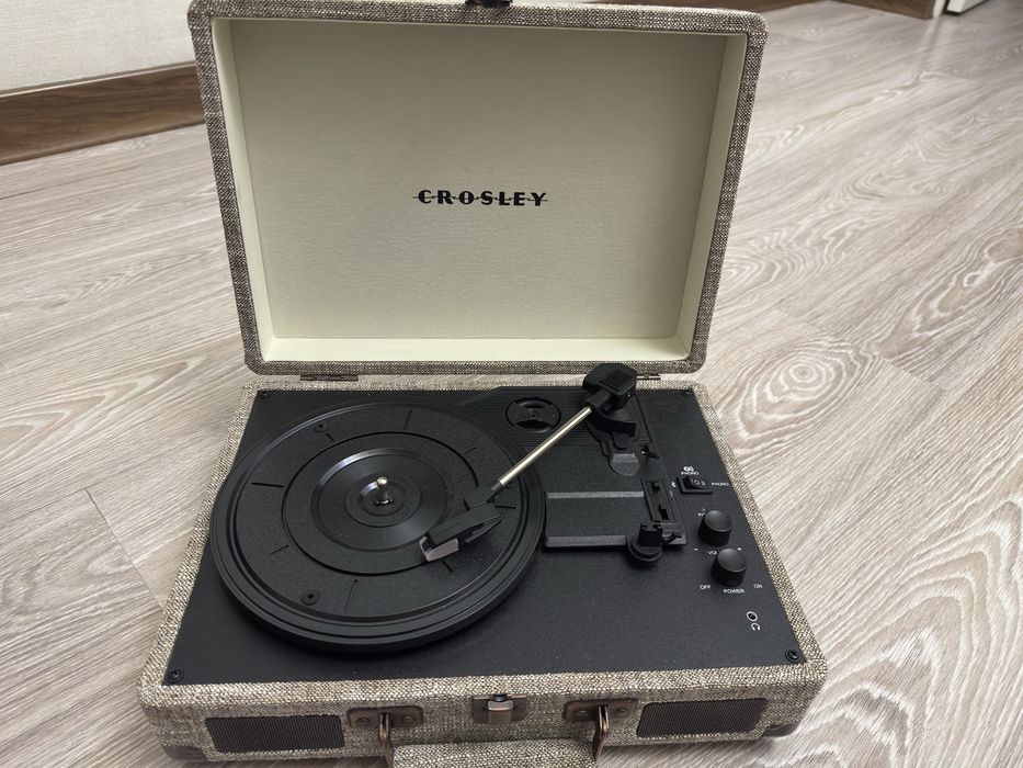 Проигрыватель виниловых дисков CROSLEY PLUS