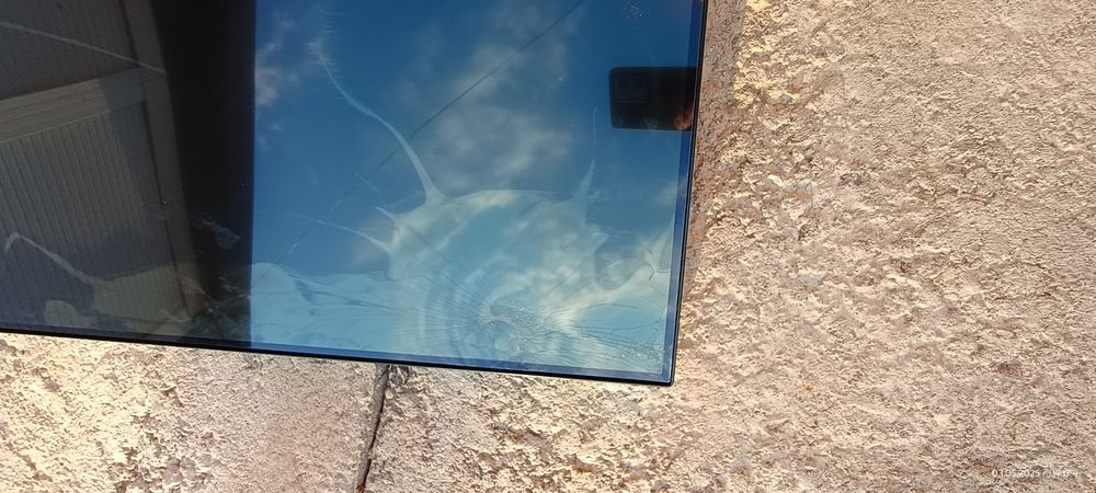 Телевизор LG 49 UF 850 V - ЗА ЧАСТИ-Пукнат.