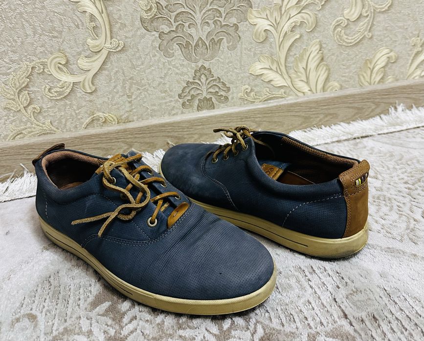 Продаётся мужская обувь.