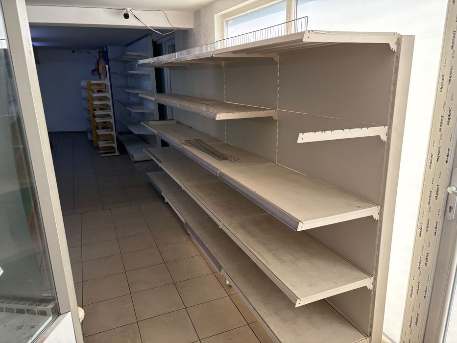 Продава се хладилна ветрина за колбаси,млека и други и метални стилажи