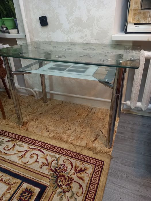 Продам стол стеклянный