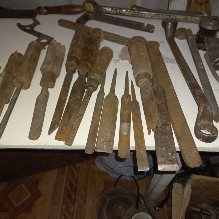 Стари инструменти гледа чукове брадвички пили и други неща