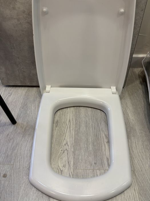 Унитаз подвесной с крышкой