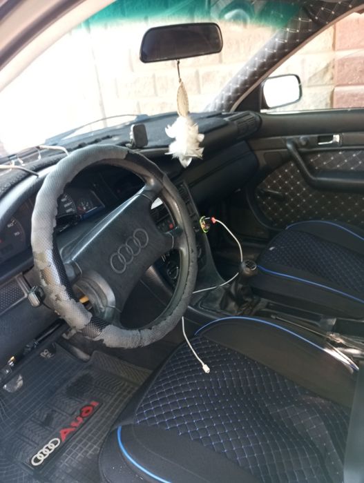 Audi 100 автомобиль