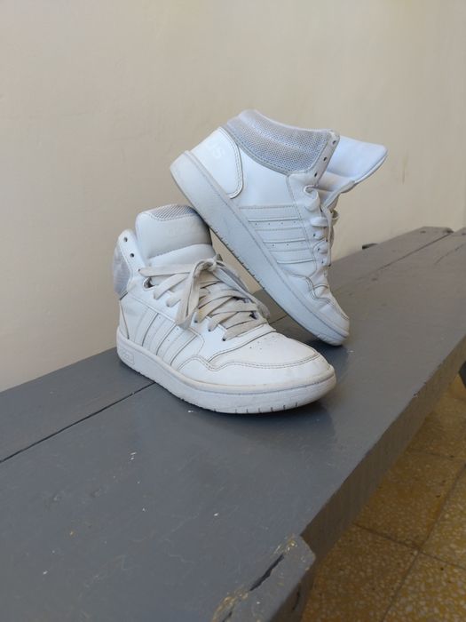 Бели кецове Адидас