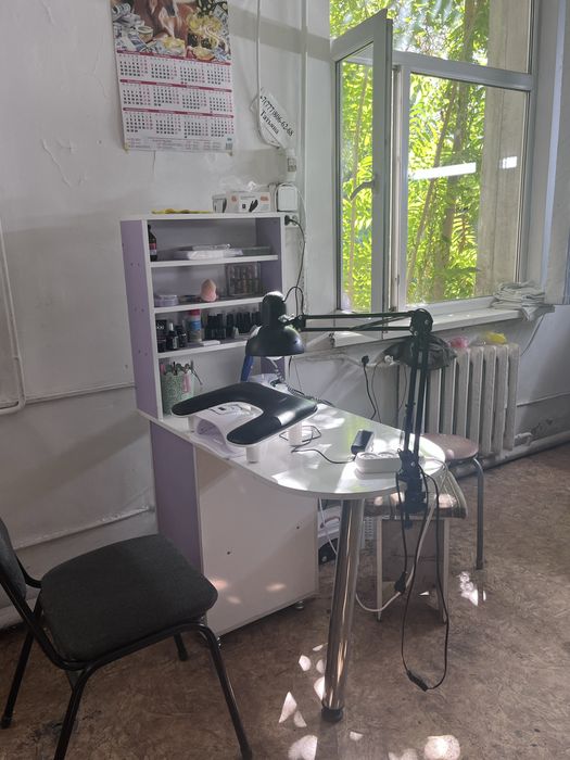 Маникюрный стол бу.