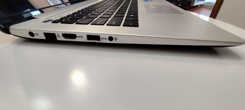 Asus ultrabook cu touchscreen I3