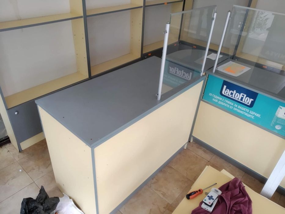 Оборудване, рафтове и шкафове за аптека/магазин