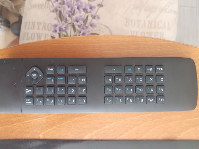 продавам смарт дистанционо за телевизор филипс амбилайт с клавиатура