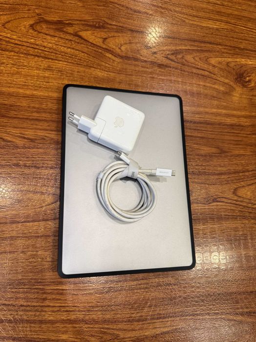 Apple MacBook Pro 13" 2020 (Intel, A2251 modeli) sotiladi.