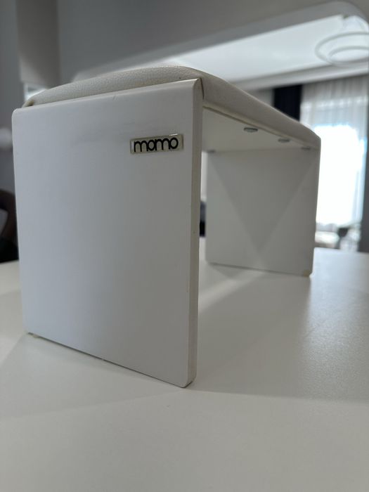 Поставка за ръце за маникюр MOMO с подарък прахоуловител