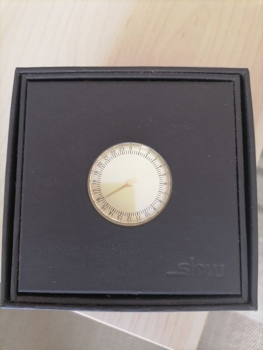 Продавам мъжки ръчен часовник Slow Швейцарски кварцов механизъм с една