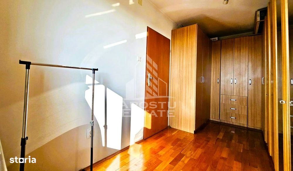 Apartament 4 camere, decomandat 2 bai, 2 balcoane, Central