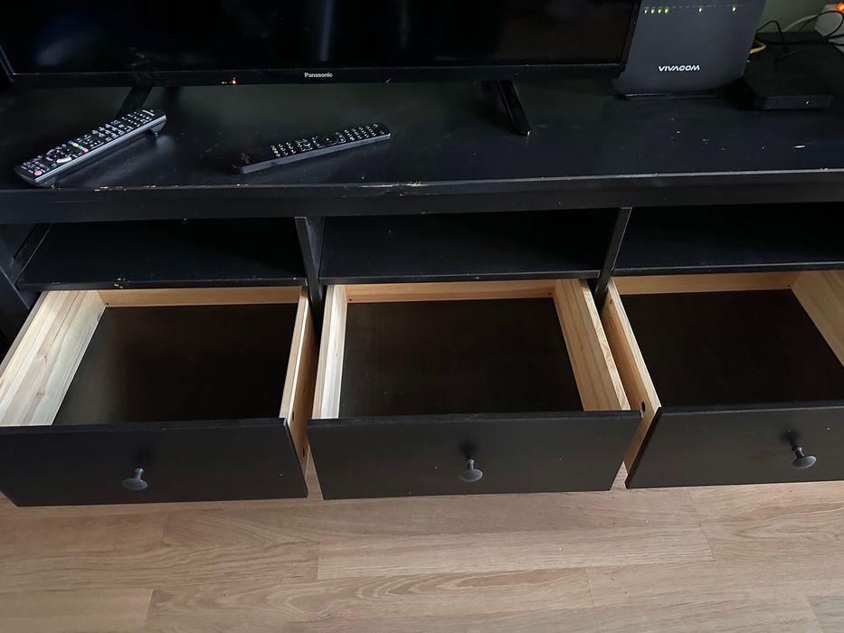 Холна секция IKEA – витрини и ТВ - модул, продават се и отделно