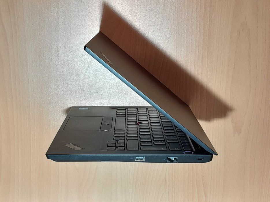 Лаптоп LENOVO E14 / I5-1135G7 / 8GB DDR4 / 256 NVME