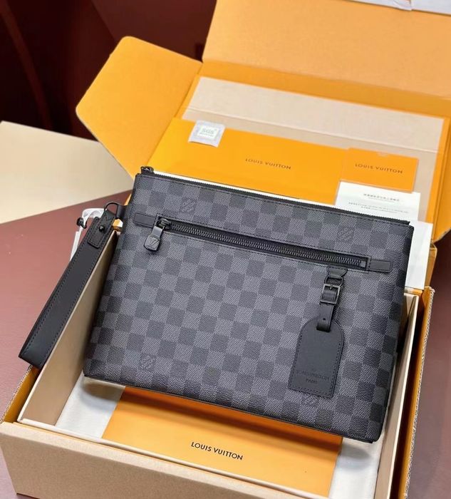 Чанта Louis Vuitton Takeoff Pouch