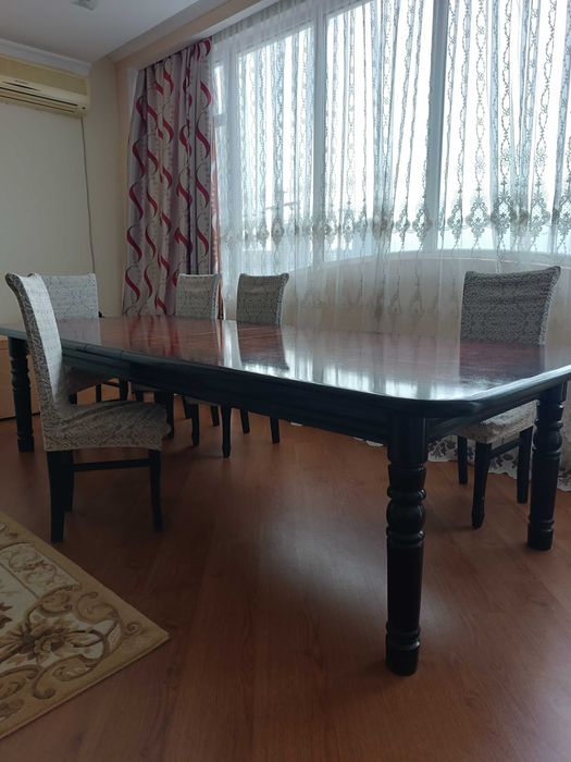 Стол большой для гостей