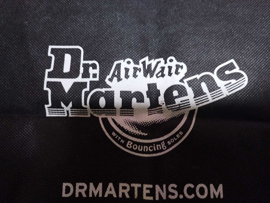 Sacoșă neagra, cadou cu scris alb de la: DR. Marten's! Far urme de pur