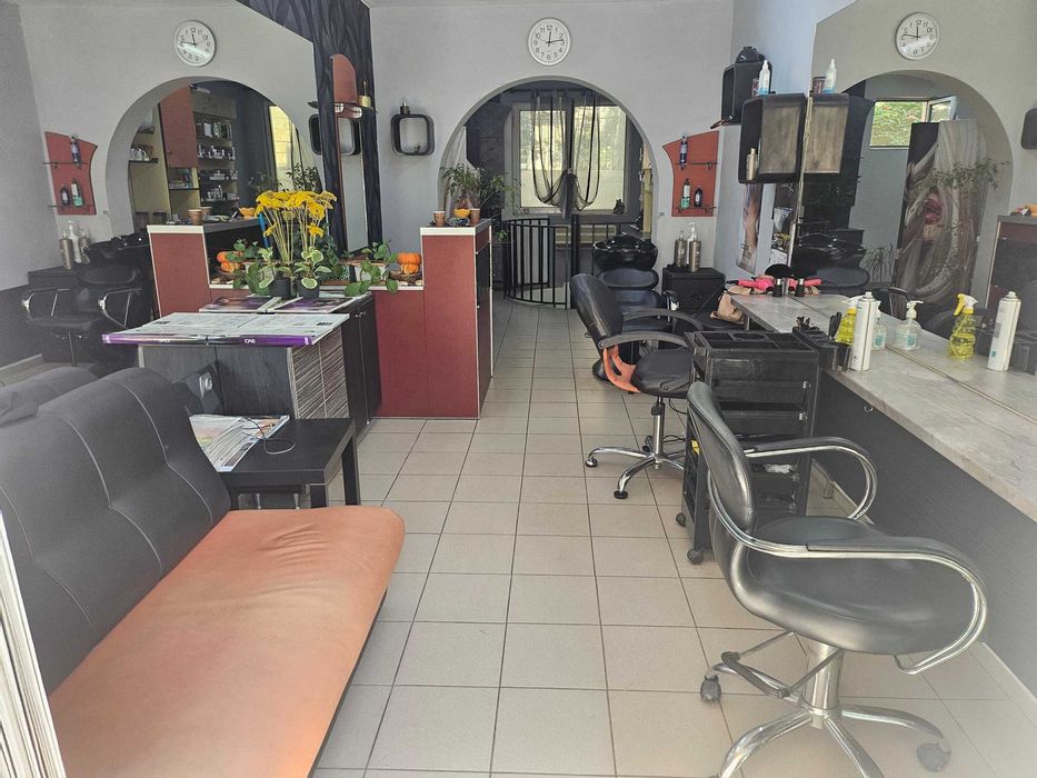 Оборудвано работно място за фризьор