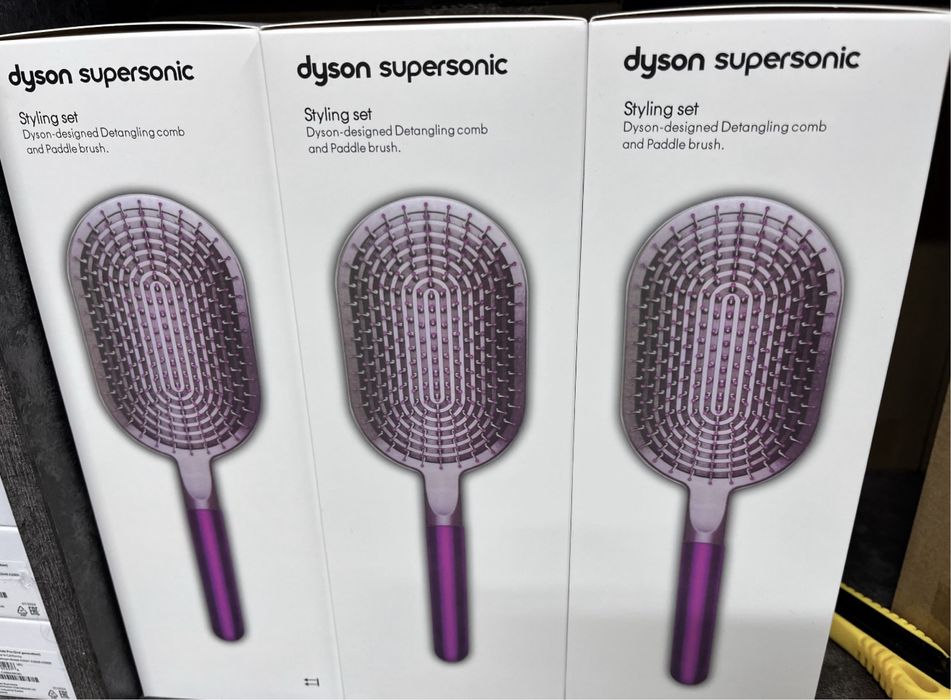Фирменный пакет и расчески DYSON