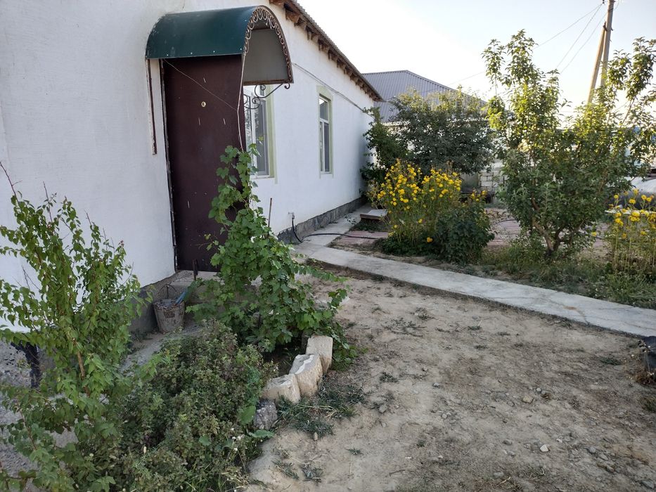 Продаётся в связи с переездом  4-х комнатный дом в 8 участке (АТАМУРА)