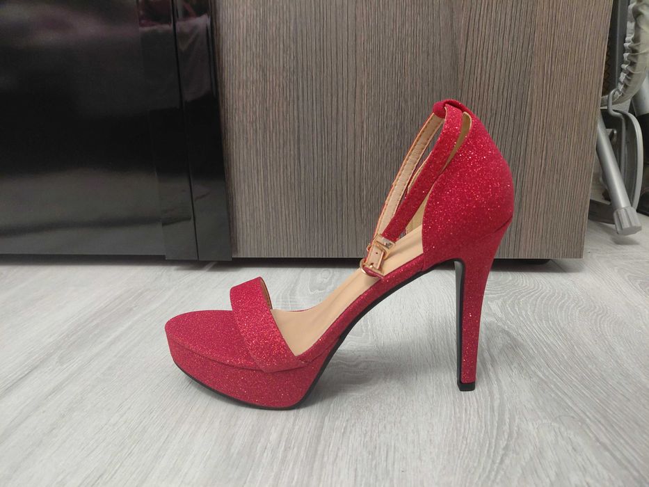 Сандали на висок ток