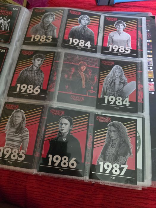 Stranger Things Panini album + 131 Cartonase