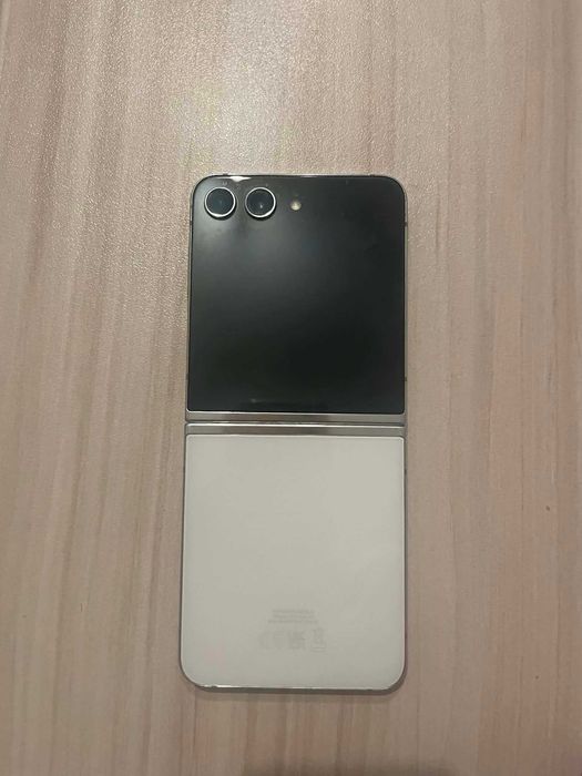 Смартфон Samsung Galaxy Z Flip5, 8GB RAM, 256GB, 5G, Cream