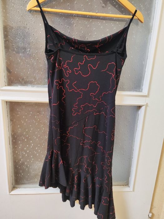 Елегантна асиметрична черна рокля с червени блестящи елементи