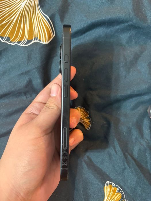 Vand urgent Iphone 16 128gb, putin fisurat