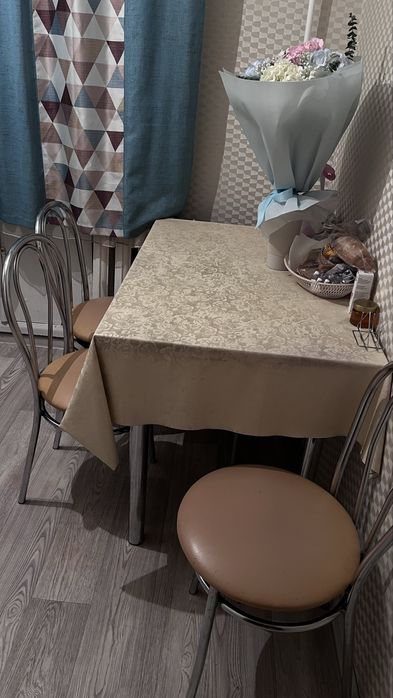 Продам стол с 3 мя стульми