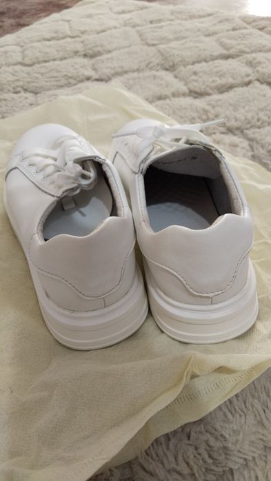 Продам белые кроссовки