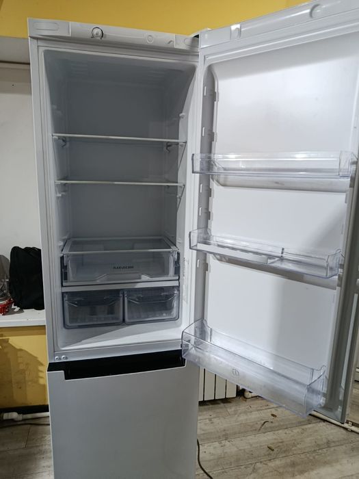 Продам холодильник Indesit
