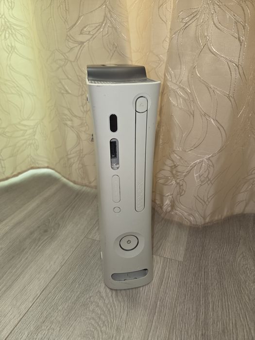 Xbox 360 + 2 controllere
