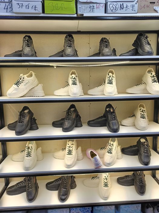 Продам обуви кроссовки