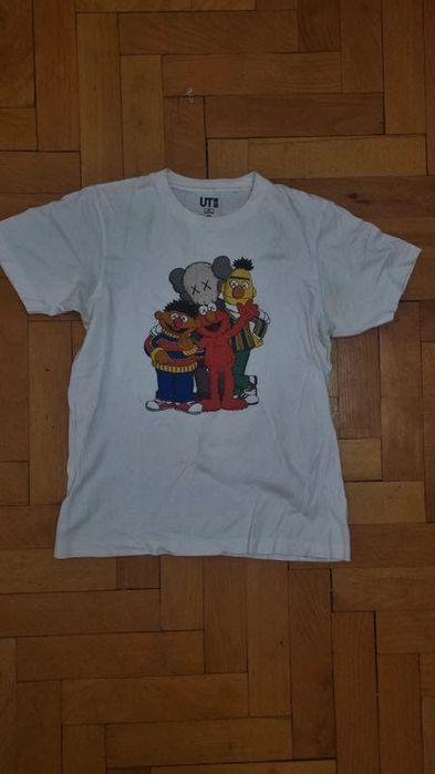 Tricou Kaws de vânzare.