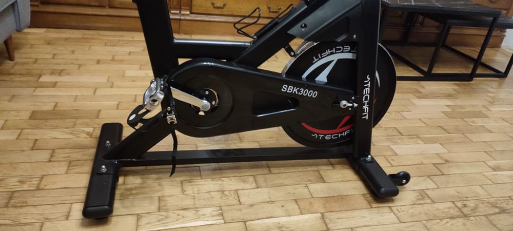 Vând bicicletă indoor, de spinning magnetică - TECHFIT SBK3000