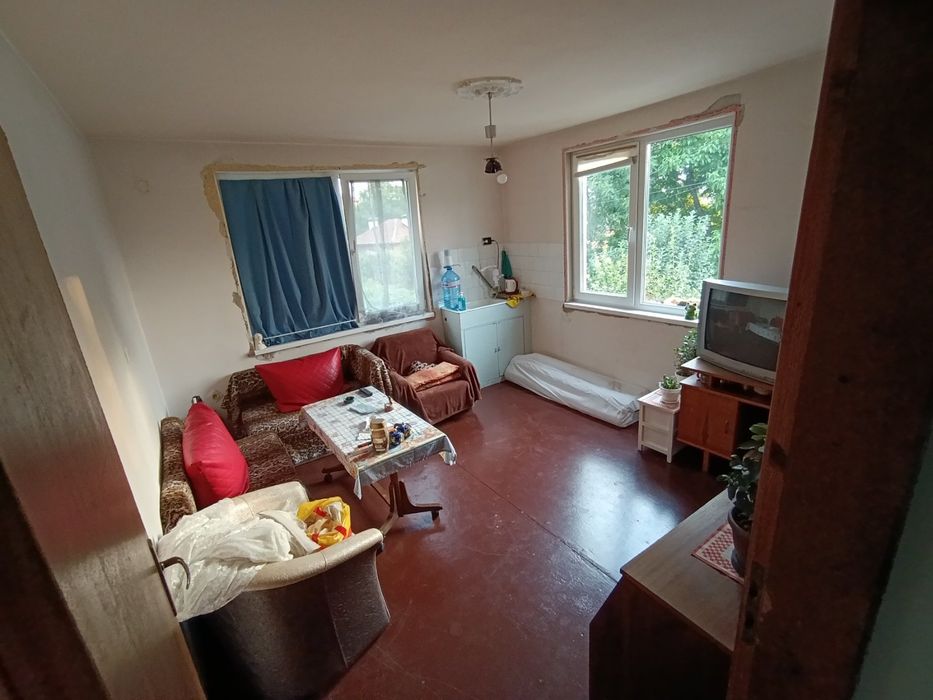 Просторна триетажна къща с голям двор в с. Дивотино, обл. Перник