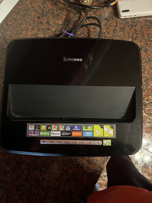 Proiector Philips Screeneo HDP1550TV - Ultra Short Throw - TV Tuner