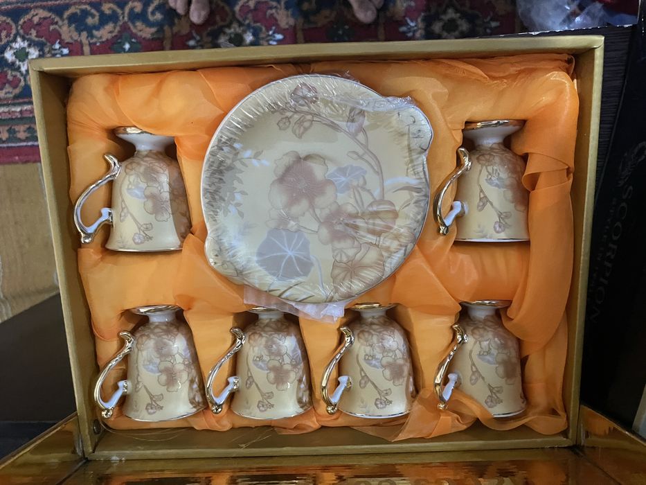 Chroyli nabor servat idishlar